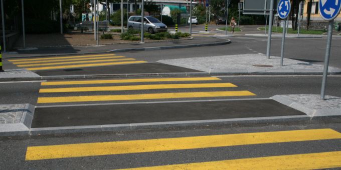 Nicht ungefährlich: Ein komplizierter Fussgängerstreifen in der Nähe eines Bahnhofs. Fussgängerstreifen
