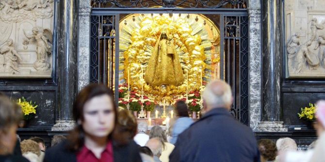 schwarze madonna zieht