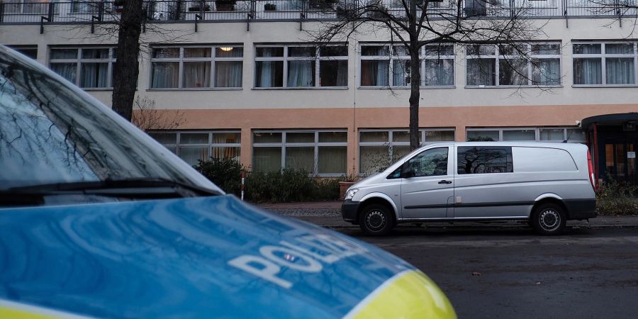 In einem Berliner Seniorenheim soll ein Mann seine Tochter mit einer Machete schwer verletzt haben.