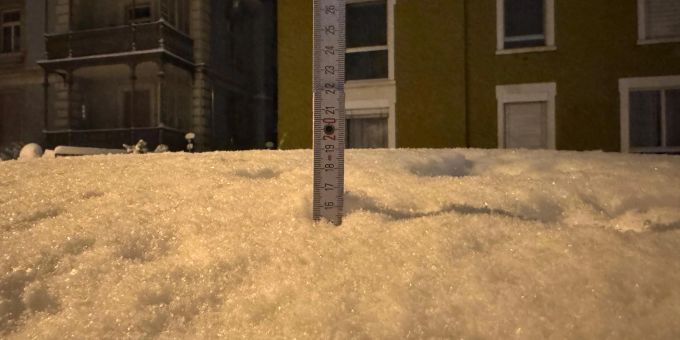 In der Stadt wurden zwischenzeitlich 16 Zentimeter gemessen. Es dürften noch einige Zentimeter dazu gekommen sein. schnee