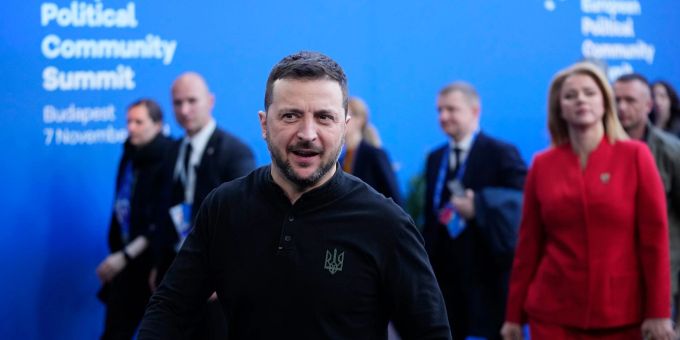 Selenskyj hat beim Gipfel der Europäischen Politischen Gemeinschaft erneut vor Zugeständnissen an Putin für einen vermeintlichen Frieden gewarnt. Selenskyj hat beim Gipfel der Europäischen Politischen Gemeinschaft erneut vor Zugeständnissen an Putin für einen vermeintlichen Frieden gewarnt.