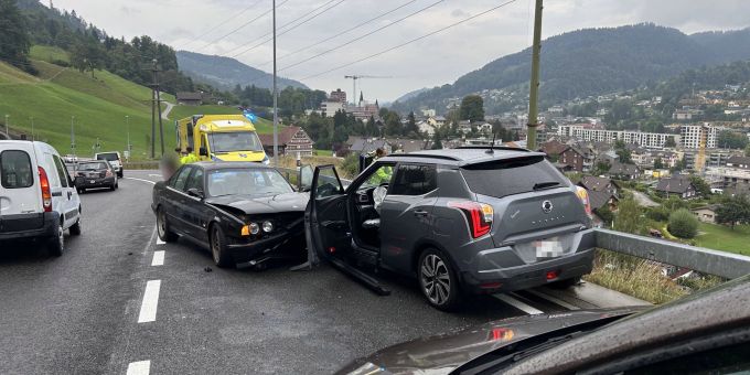 Watwil SG - Zwei Autofahrende bei Kollision verletzt