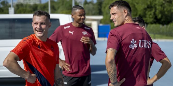 Granit (rechts) und Taulant Xhaka starteten ihre Karrieren beide beim FC Basel. FC Basel