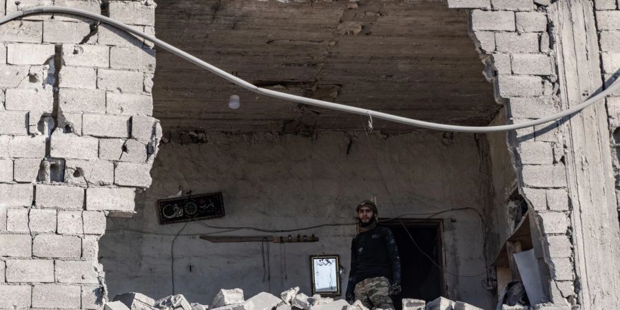 Ein Mann steht nach einem Luftangriff auf die Stadt Atarib in der Umgebung von Aleppo in einem zerstörten Gebäude. (Archivbild)