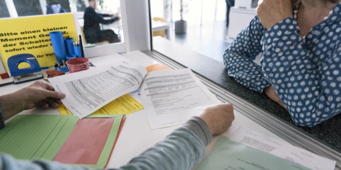 Eine Neuverteilung der Sozialkosten in Zürich ist vorerst vom Tisch: Der Kantonsrat hat am Montag den Vorschlag für einen Ausgleichsfonds verworfen. (Symbolbild) Erhöhung der Sozialhilfe