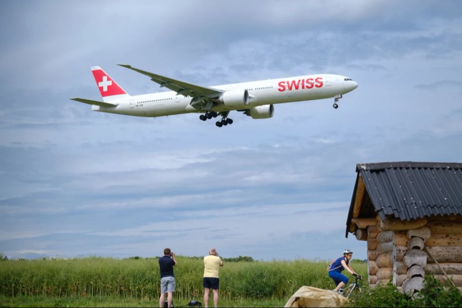 Ein Flugzeug der Swiss beim Landeanflug in Zürich