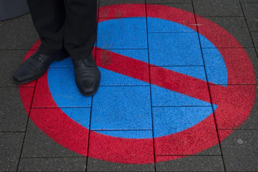 parkverbot schild auf strasse