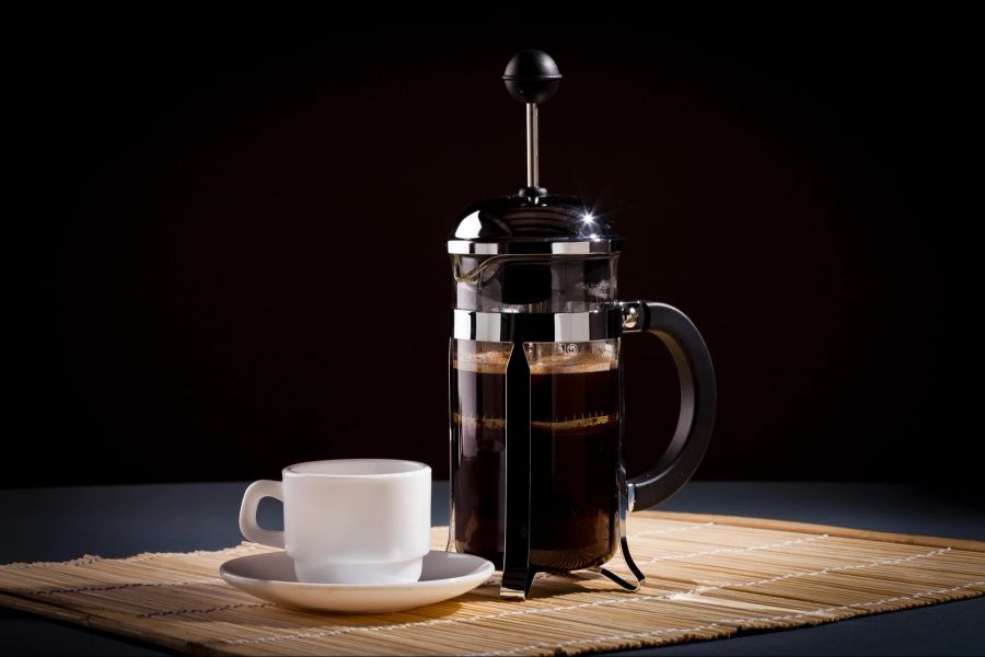 French Press neben Tasse