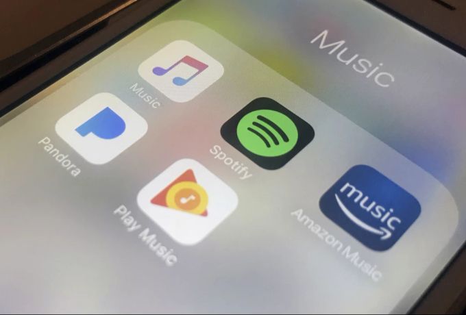 Die Klage richtet sich nicht gegen Miley Cyrus, sondern auch gegen diverse Anbieter, die den Song verbreitet haben. (Symbolbild) Streaming Flowers Miley Cyrus