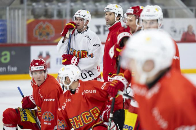 Assistenztrainer Beat Forster, Mitte, und seine Spieler während einem Training des EHC Biel. (KEYSTONE/Peter Klaunzer) ehc biel