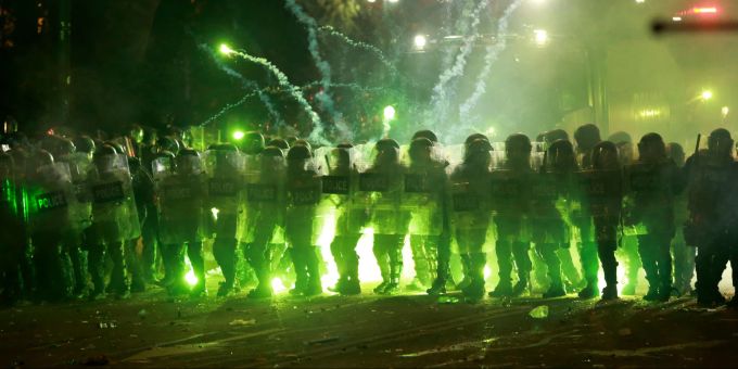 Demonstranten setzen Feuerwerkskörper gegen die Polizei in Tiflis ein. Proteste in Georgien