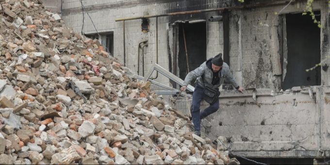 Ein zerstörtes Gebäude in Irpin. Ukraine Krieg