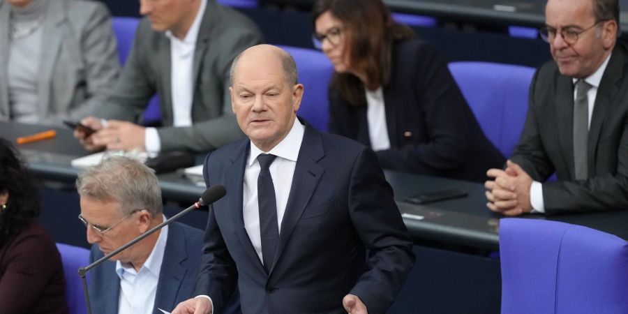 Bundeskanzler Scholz steht in der Regierungsbefragung Rede und Antwort