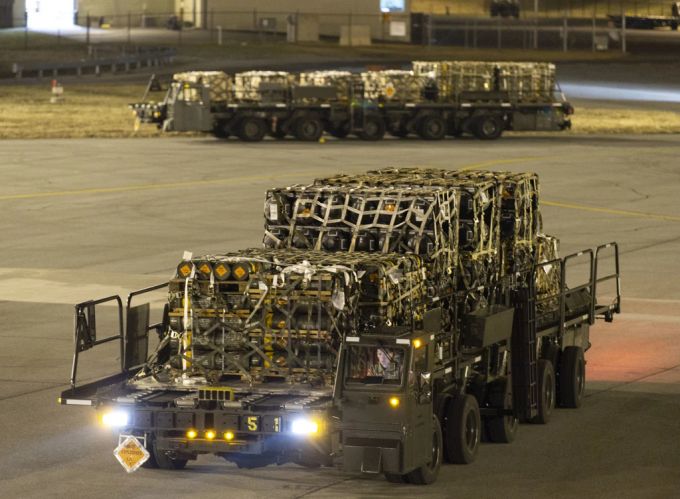 US-Frachtlader transportieren Munition, Waffen und andere Ausrüstung in die Ukraine. (Archivbild) Joe Biden Ukraine