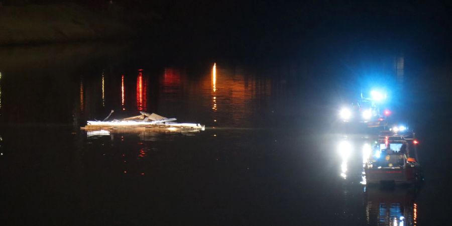 Teile des Schiffes schwimmen im Wasser.