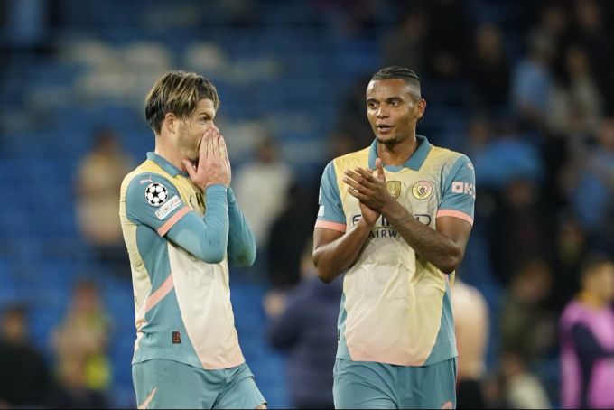 Jack Grealish spielt bei ManCity mit Manuel Akanji. Jack Grealish