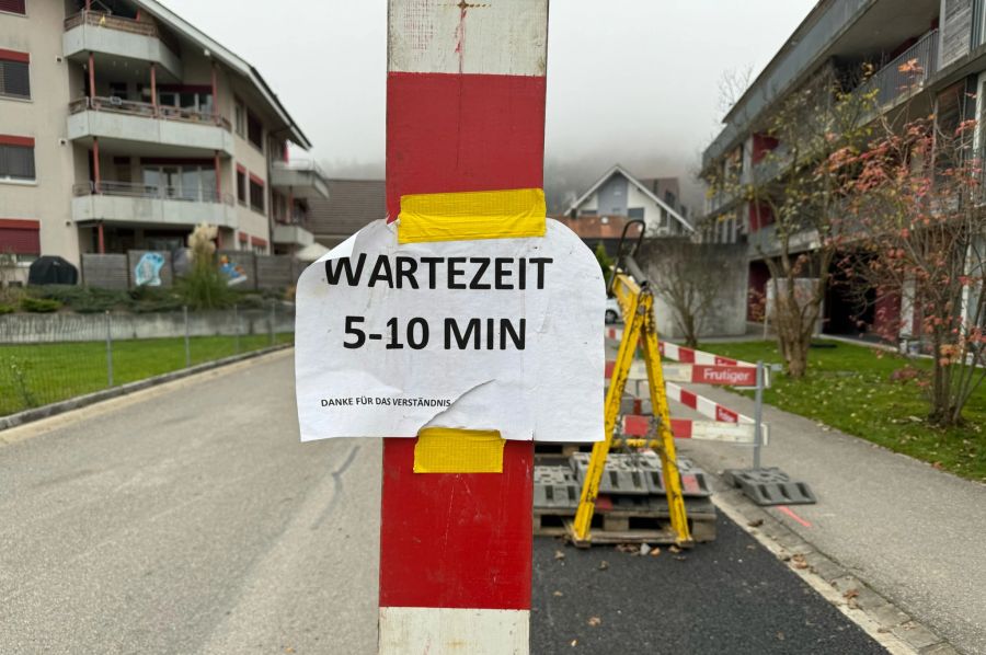 «Wartezeit 5 bis 10 Minuten. Danke für das Verständnis», steht auf einem A4-Zettel vor der Baustelle auf der Schützenstrasse in Heimberg BE geschrieben.