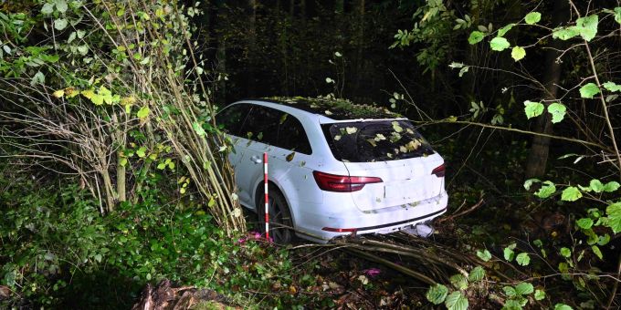 Autofahrer prallt in Rothenburg in Baumstrunk. Unfall in Rothenburg