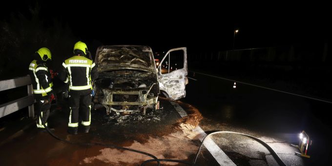 Fahrzeugbrand auf der A3 bei Obstalden. Fahrzeugbrand