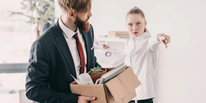 Arbeitgeber können eine fristlose Kündigung aussprechen, deswegen muss sie aber noch nicht rechtens sein. Fristlose Entlassung