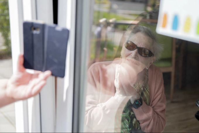 Seniorin macht Foto