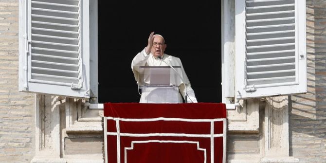 papst franziskus am fenster