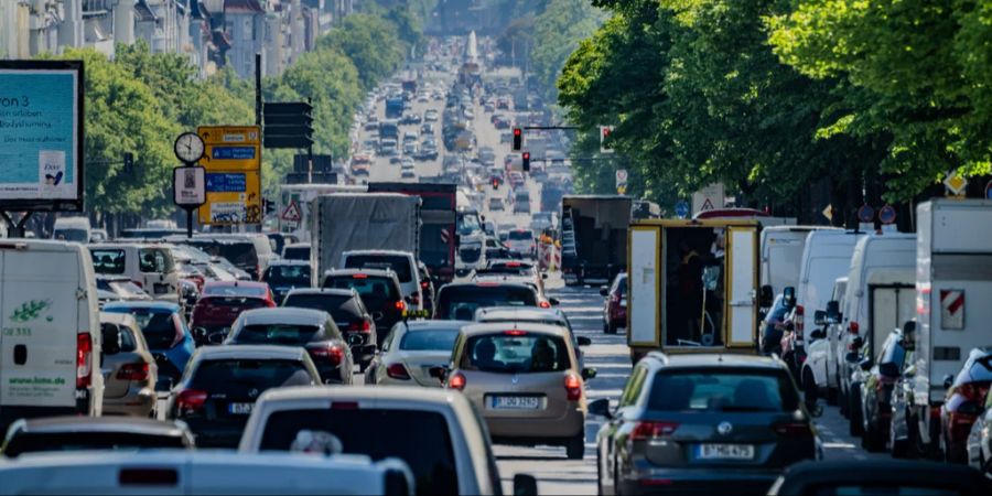 Das Bild zeigt Verkehr.