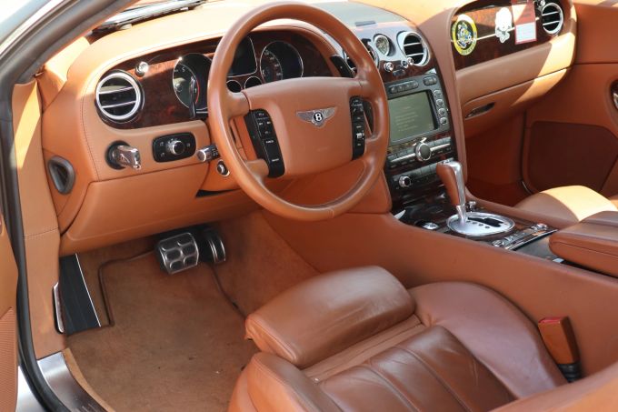 Auktion in Liestal BL: Mit dem Bentley ist keine Probefahrt möglich. liestal bentley