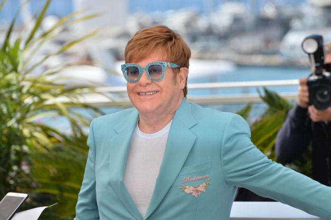 Im vergangenen Jahr kündige der Sänger an, sich von der Bühne zurückzuziehen. Er plane dennoch, weiterhin Musik zu produzieren. Elton John