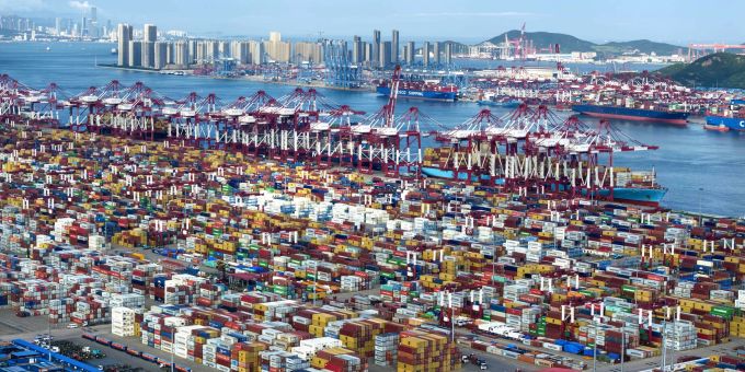 Im Hafen der chinesischen Stadt Qingdao herrscht viel Betrieb. Chinas Exporte legen zu. China Wirtschaft
