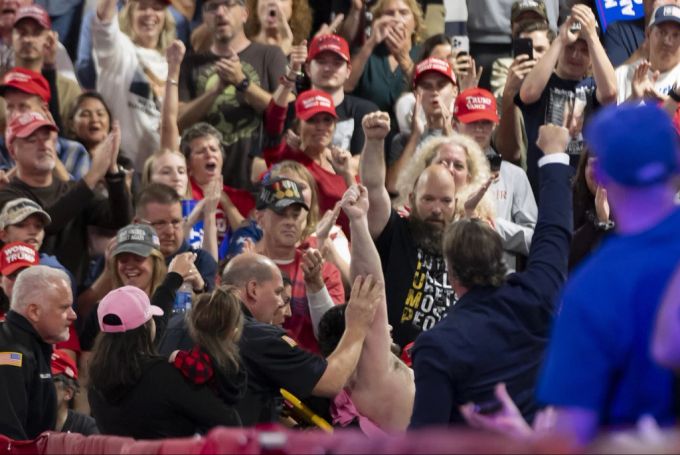 Die Hitze macht einigen der Anhänger von Donald Trump zu schaffen. Anhänger von Trump