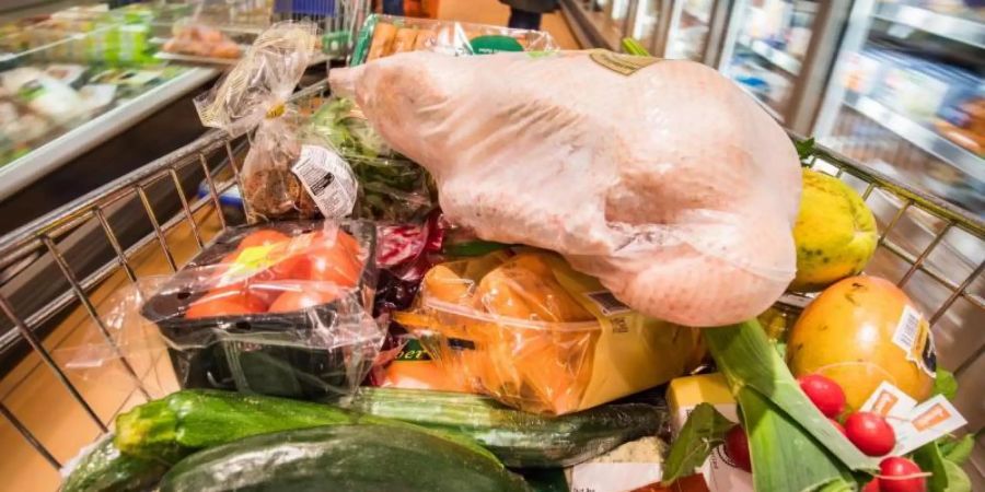 Ein vollgepackter Einkaufswagen mit Lebensmitteln in einem Supermarkt. Die Umsätze der Supermarktketten stiegen 2018 doppelt so stark wie die der Discounter. Foto: Frank Rumpenhorst/Symbol