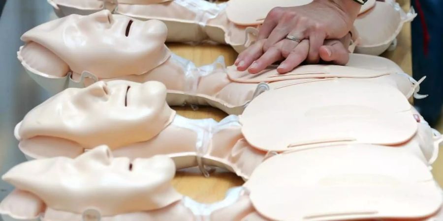 Demonstration von Herzdruckmassagen. Foto: Wolfgang Kumm