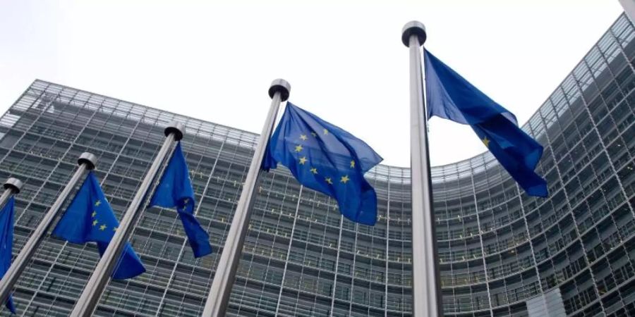 EU-Flaggen wehen vor dem Gebäude der EU-Kommission. Die EU hat die Verbraucherrechte in Europa gestärkt. Foto: Inga Kjer/Archiv