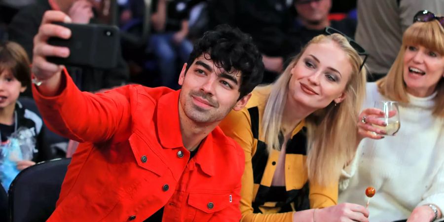 Sophie Turner Joe Jonas gemeinsam beim Foto machen.