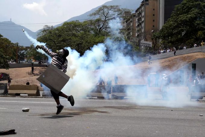 Ein Demonstrant in Venezuela am 1. Mai. Venezuelan Putsch