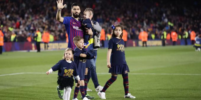 Barcelona-Star Luis Suárez mit seinen vier Kindern. Der jüngste eifert dem Vater nach. Luis Suárez