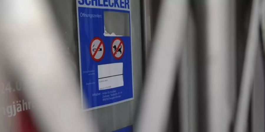 2012: Vor dem Eingang einer Schleckerfiliale ist das Rolltor heruntergefahren. Foto: Franziska Kraufmann