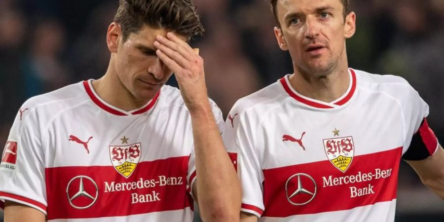Sinnbilder der Stuttgarter Krise: Mario Gomez (l) und VfB-Kapitän Christian Gentner. Foto: Sebastian Gollnow