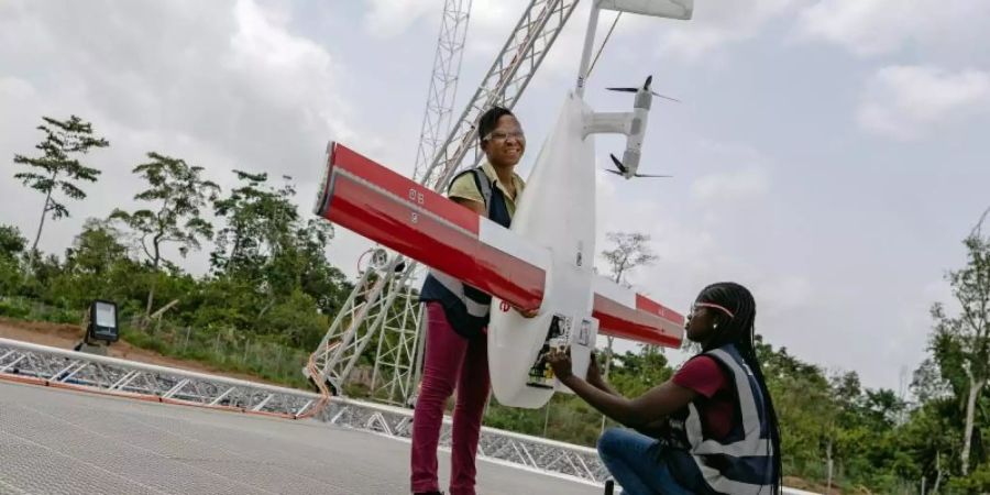 Mitarbeiterinnen des Unternehmens Zipline bereiten eine Drohne für einen Start mit Impfstoffen und anderen Medikamenten vor. Foto: Lebensretter aus der Luft