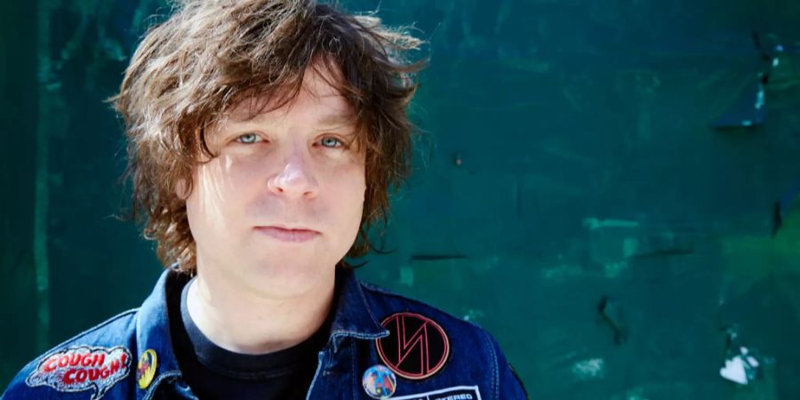 Ryan Adams blickt in die Kamera.