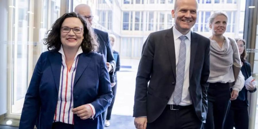 SPD-Chefin Andrea Nahles und der Vorsitzende der CDU/CSU-Bundestagsfraktion, Ralph Brinkhaus, loben die ihrer Meinung nach gute Stimmung in der Grossen Koalition. Foto: Christoph Soeder