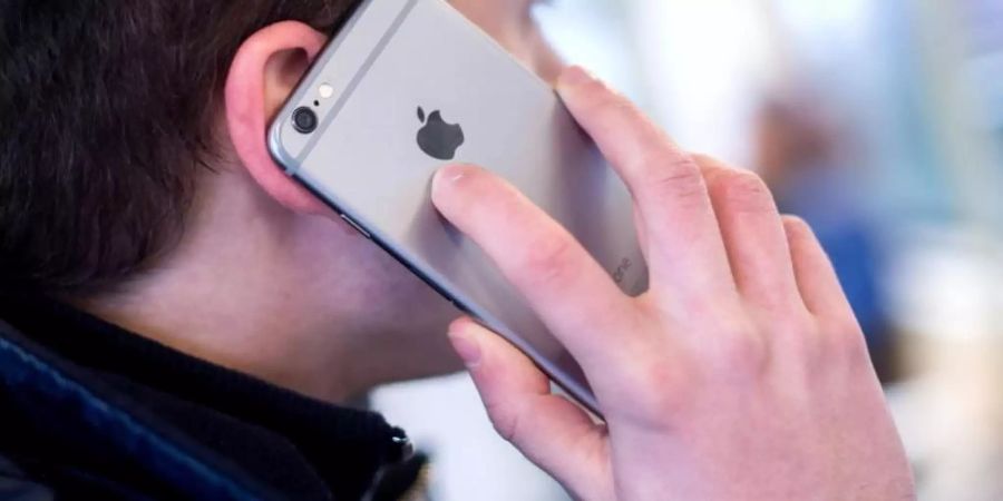 Das Smartphone hat den Festnetzapparat in Deutschland erstmals überrundet. Rund 12 Milliarden Gesprächsminuten mehr wurden 2018 im Mobilfunk telefoniert. Foto: Hauke-Christian Dittrich