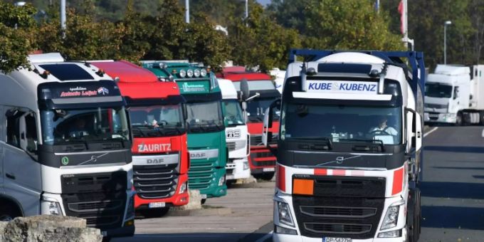 Lkw auf einem Parkplatz Lkw auf einem Parkplatz