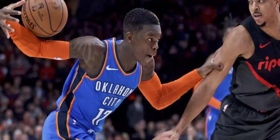 Dennis Schröder (l) setzte sich mit Oklahoma City Thunder gegen die Portland Trail Blazers durch. Foto: Craig Mitchelldyer/AP