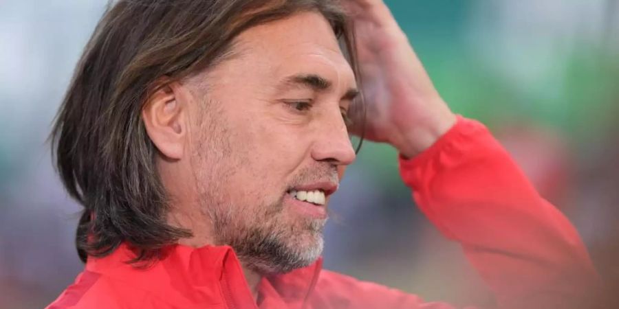 Musste mit Augsburg eine 1:8-Klatsche in Wolfsburg hinnehmen: FCA-Coach Martin Schmidt. Foto: Peter Steffen