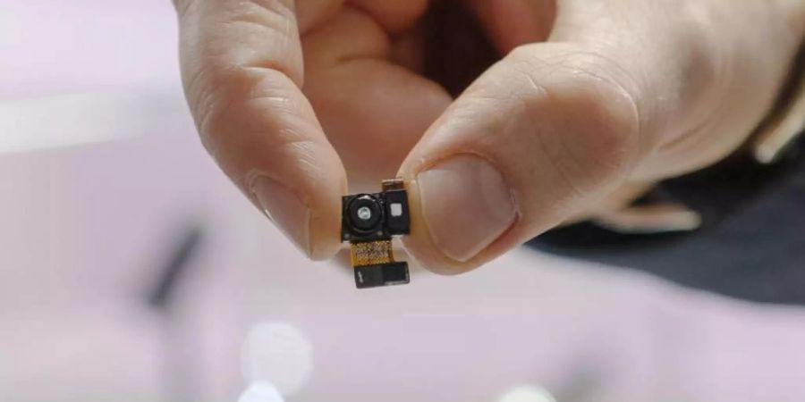 Der Chipkonzern Infineon zeigt auf dem Mobile World Congress seinen "REAL3"-Chipsensor, der unter anderem zur Gesichtserkennung in Smartphones eingesetzt wird. Foto: Andrej Sokolow