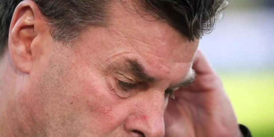 Gladbachs Trainer Dieter Hecking muss die Niederlage gegen Wolfsburg erst einmal verarbeiten. Foto: Thomas Frey