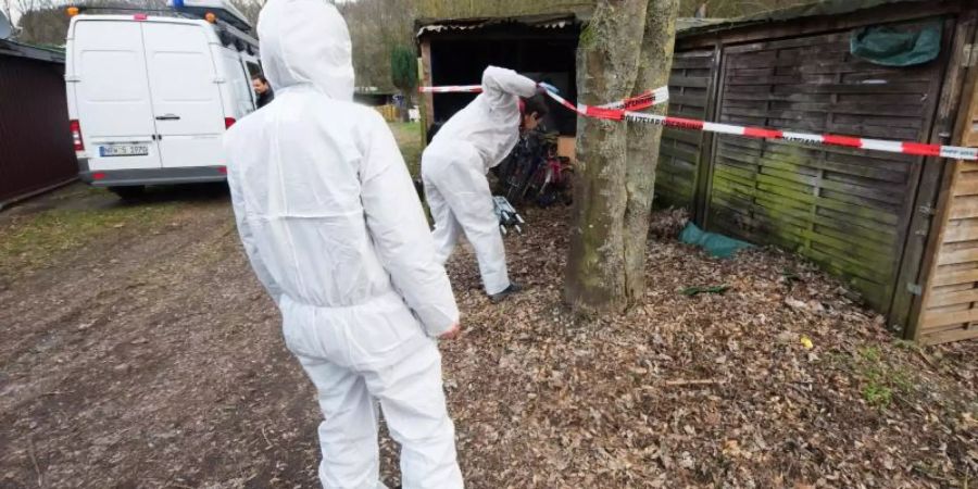 Beamte des Landeskriminalamtes untersuchen den Campingplatz in Lügde. Foto: Christian Mathiesen