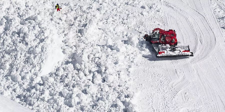 Gibt es einen wirtschaftlichen Druck, Pisten für Touristen zu öffnen? Nein, sagt der Chef der Walliser Bergbahnen. Im Bild der Kegel der Lawine, die am Dienstag in Crans-Montana niederging.